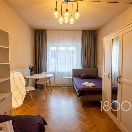 1800 By Vince Stay - Private Rooms In Town Hall Square Tartu Exteriér fotografie