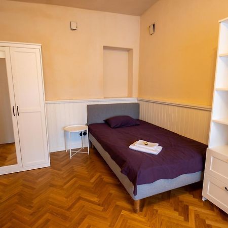 1800 By Vince Stay - Private Rooms In Town Hall Square Tartu Exteriér fotografie