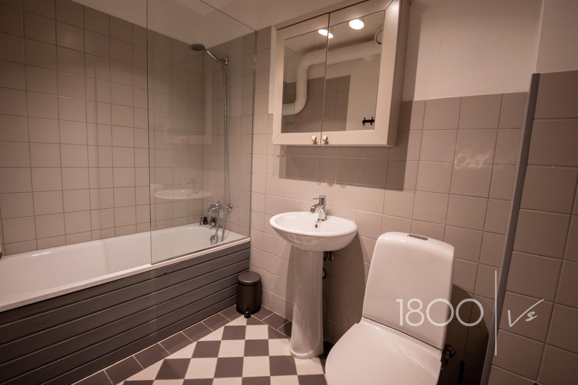 1800 By Vince Stay - Private Rooms In Town Hall Square Tartu Exteriér fotografie